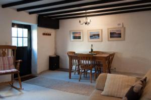 Cosy private cottage near beach