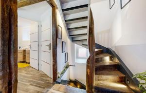 Maisons de vacances Amazing Home In Neuilly Le Vendin : photos des chambres