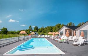 Stunning Home In Bobolin With Outdoor Swimming Pool