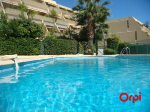 Splendide 2 pièces climatisé avec piscine et garage privé - FR-1-647-6