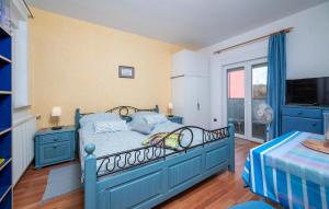 1 Bedroom Lovely Apartment In Barbariga 