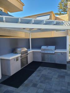Amazing Location - Large and Luxurious 1 Bedroom Beach Condo By Beaches and Attractions