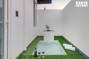 StayVistas Kundan Villa - Pet-Friendly Villa with Sprawling Lawn, Outdoor Pool