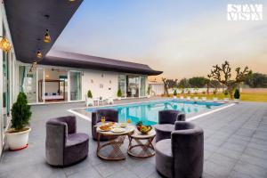 StayVistas Kundan Villa - Pet-Friendly Villa with Sprawling Lawn, Outdoor Pool