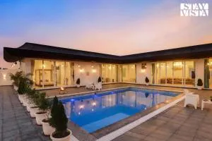 StayVista's Kundan Villa - Pet-Friendly Villa with Sprawling Lawn, Outdoor Pool - Dahmi