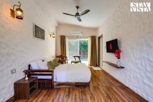 StayVistas Bhils Kabeela - Kanha - Outdoor Pool, Games Room & Kids Zone