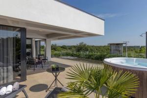 Villa Zorina heated pool 45 m2, Jacuzzi & sauna