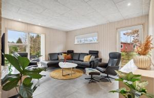 5 Bedroom Lovely Home In Højslev