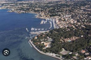 Au calme à 2min mer Parking Balcon Wifi Clim!