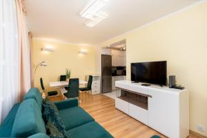 Kalinowe Green Apartment by BookingHost