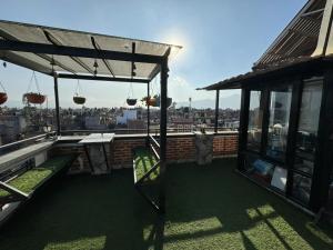 loo niva guest house studio apartment with balcony