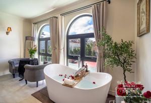 Phòng Loại Sang Giường Đôi Không Có Bồn Tắm (Deluxe Double Room without Bathtub)