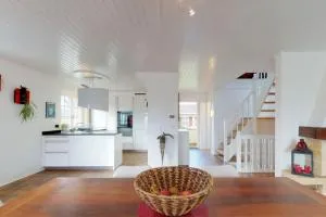 Cheerful villa with fireplace, bath-tub and garden - Roche