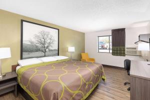 King Room - Non-Smoking room in Super 8 by Wyndham Johnson City