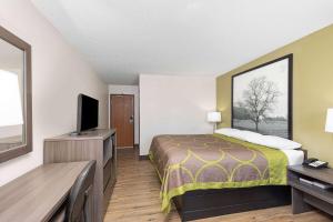Queen Room - Disability Access/Non-Smoking room in Super 8 by Wyndham Johnson City