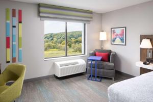 King Room with Roll-In Shower - Mobility/Hearing Accessible room in Hampton Inn Hornell