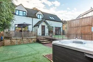 Cotswold holiday let with hot tub - The Old Garage - Enstone