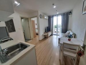 Condo in Bangkok with Swimming Pool near Malls and Train