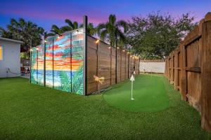 Palms Retreat! Giant Heated Pool-HotTub-FirePit-5Min2Beach-Pets-EV Chgr