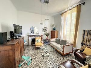 Très belle maison avec jardin à 10min des remparts