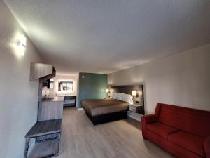 King Room - Non-Smoking room in Budget Inn - Roxboro