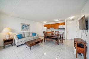 Gorgeous High Rise Waikiki Condo with Ocean and Diamond Head Views
