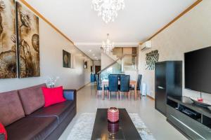 Fantastic Townhouse with Pool and Sea Views