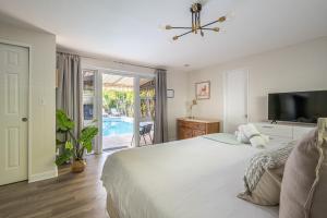 BRIGHT: Tropical Retreat Apartments - Lake Ridge - East Sunrise Blvd