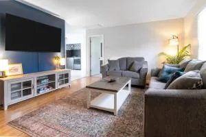 Near Historic Downtown Apex, Sleeps 8, King Bed - Green Level