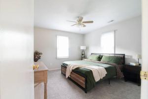 Near Historic Downtown Apex, Sleeps 8, King Bed