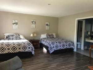 Queen Room with Two Queen Beds room in Columbia Lakes Hotel
