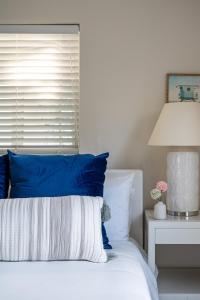 BRIGHT: Tropical Retreat Apartments - Lake Ridge - East Sunrise Blvd