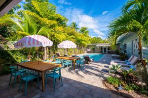 BRIGHT: Tropical Retreat Apartments - Lake Ridge - East Sunrise Blvd