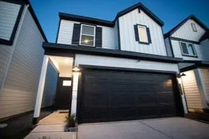 South Houston Splendor: Luxury 4 Bedroom House - Sargent