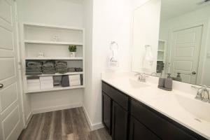 South Houston Splendor: Luxury 4 Bedroom House