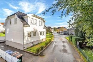Family-friendly home near canal - Grønsfjord