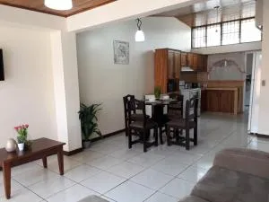 Kubo Home 4 Bedrooms 5 mins SJO Airport - Santiago Este