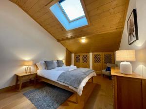 Modern 3 Bed Penthouse Apartment, Balcony & Garage, Close to Village & Ski Bus
