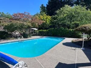 East Wenatchee Oasis 4BR, Pool, Hot Tub, Loop Trail - Sunnyslope