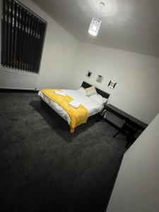 Contractors, Groups 4xBedRooms 5xDouble Beds, Close to City free parking sleeps x 10 WiFi ,Netflix,LGI Check Reviwz