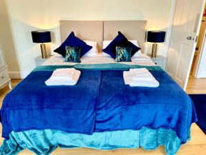 Stunning Thameside Apartment