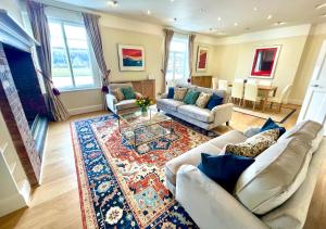 Stunning Thameside Apartment