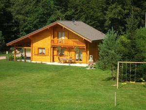 Maisons de vacances Chalet haut de gamme avec sauna, terrasse et jardin pres de la montagne vosgienne - FR-1-589-185 : photos des chambres