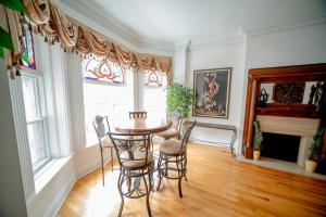 Club Salon Sleeps 10-20 Free Parking & TV