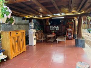 Nhà Sàn Bên Suối