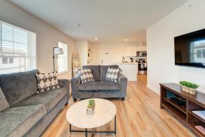 Cozy Luxury Living in Auburn, Your Stylish Escape - 2BD 1BA Apartment, Free Parking, WiFi & Balcony!