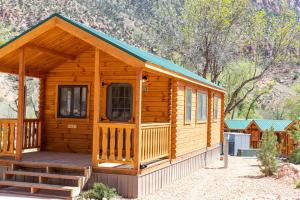 Deluxe Queen Suite room in Zion Canyon Cabins