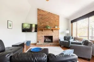 Ridgetop views near Asheville w/Private Hot Tub - Green Mountain