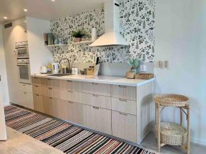 Nybyggt boende nära hav och natur.