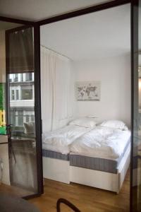 The Emerald Suite - Bright Scandinavian Private Apartment